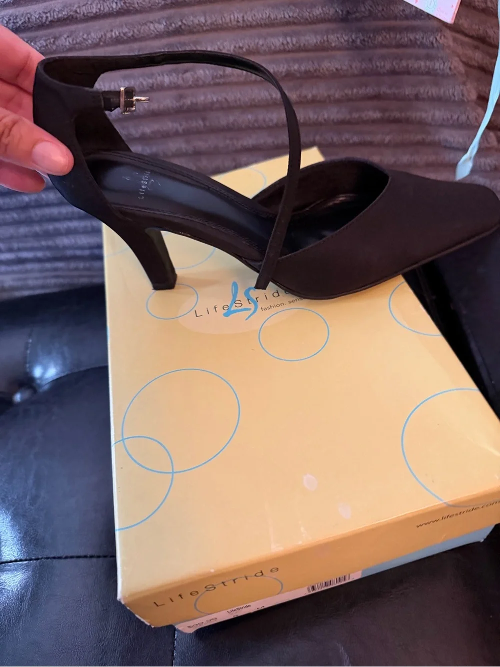 Source Unknown Black Crisscross Pointed Toe Heel